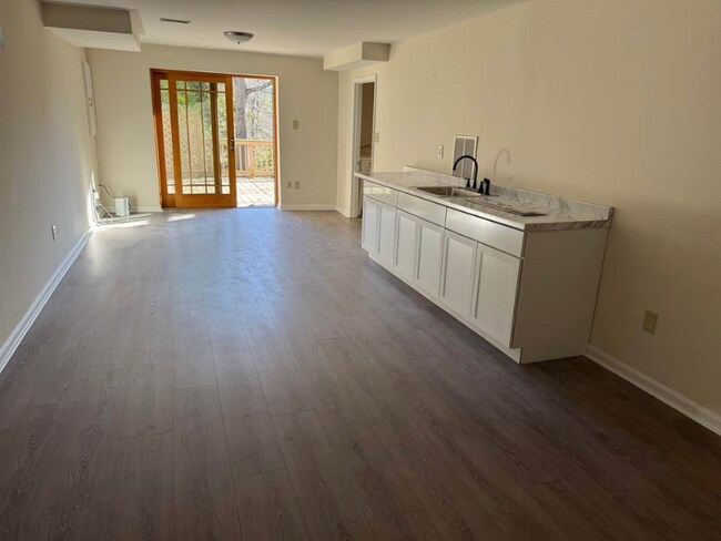 Building Photo - 8931 Kenilworth Dr