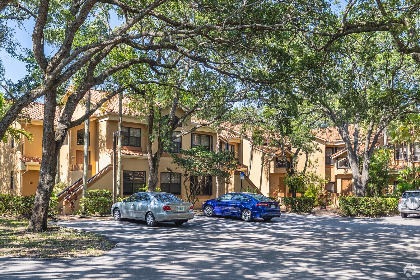 15405-15579 Miami Lakeway N - Celebration Point Condominiums