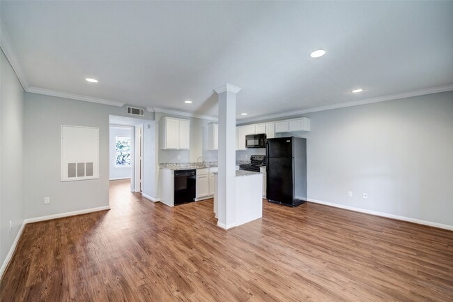 Building Photo - 835 Heights Blvd Unit 12