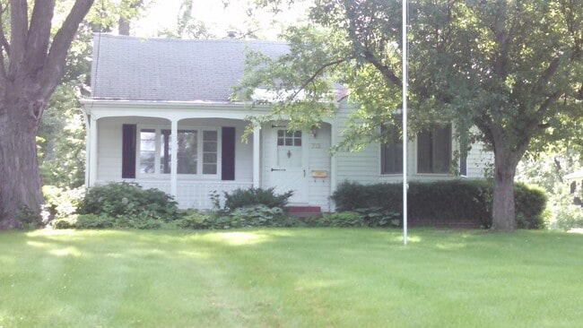 Building Photo - 712 W 12th St S