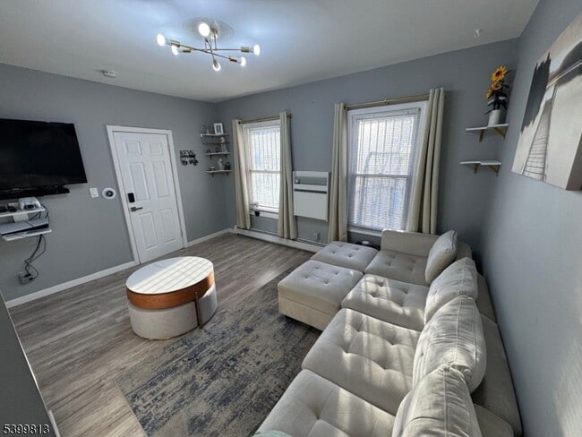 Photo - 117 N 6th St