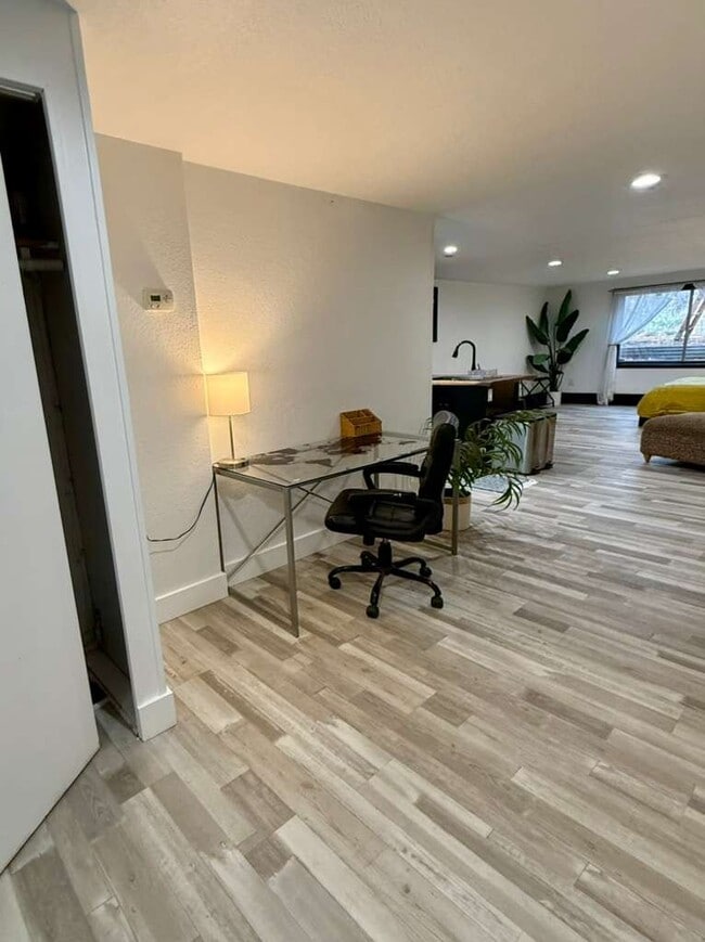 Photo - 706 E Stuart St Unit Atrium Apartment