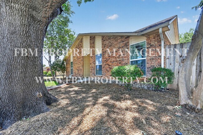 Photo - 407 Woodhurst Dr