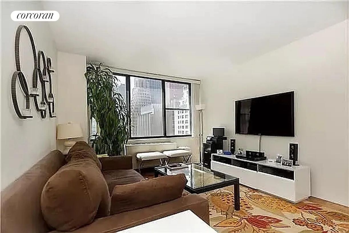 Photo - 301 E 45th St