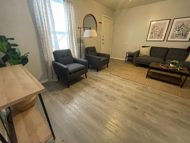 Photo - 1605 Benttree Dr Unidad D