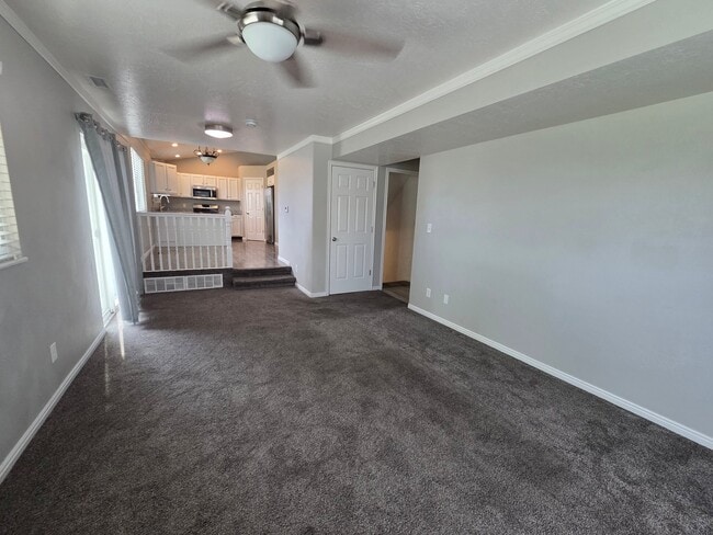 Photo - 247 Vineyard Way N