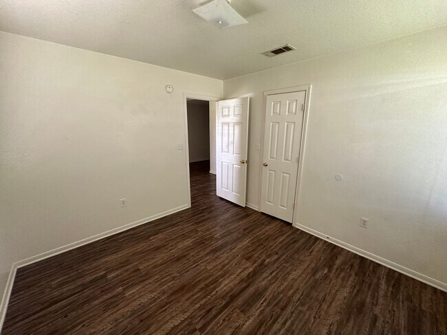 Photo - 204 W Avenue F Unidad B