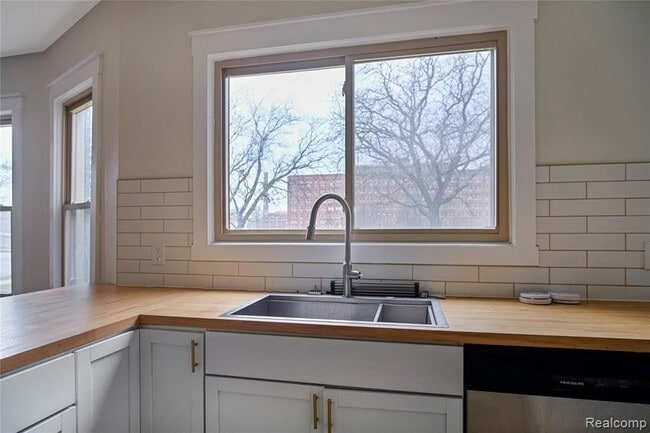 Photo - 900 Hazelwood St Unit Lower