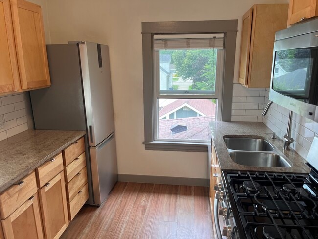 Building Photo - 7204 Elmwood Ave Unit Apt 2