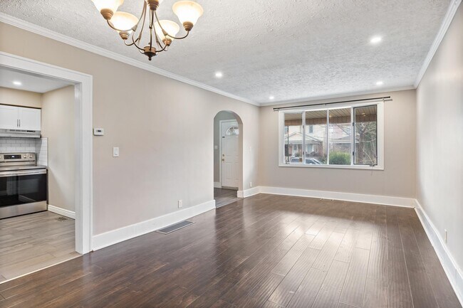 Photo - 835 Moy Ave