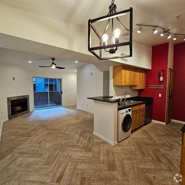 Building Photo - Spacious and Upgraded 2 Bedroom 2 Bath Pet... Rental