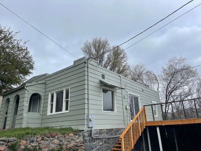 Building Photo - 421 N 7th St