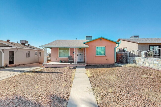 Photo - Charming 3 bedroom, 2 bath home in Central El Paso! Special No admin fee, $29 application fee!