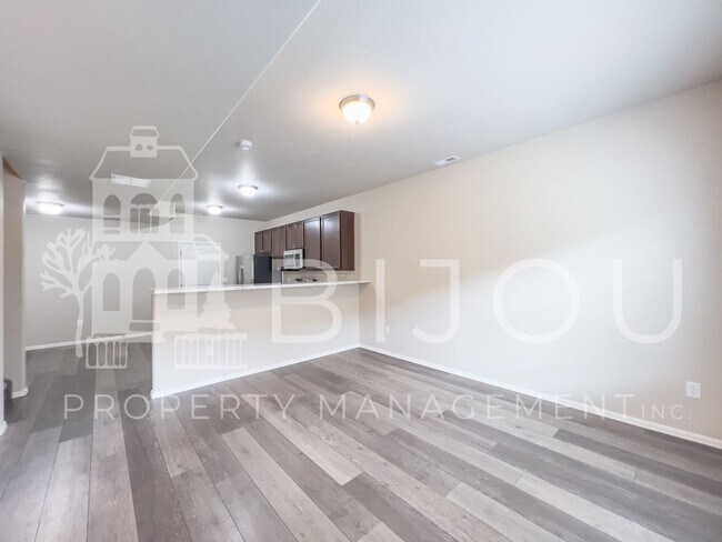 Photo - 7661 Silver Larch Pt