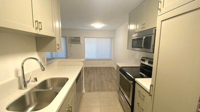 1 + 1 - 310 S Sherbourne Dr