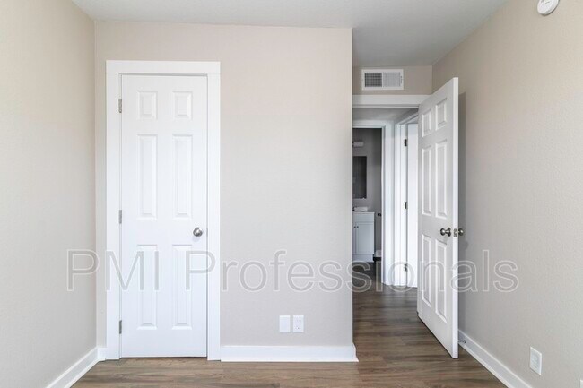 Photo - 140 Kingsridge Dr