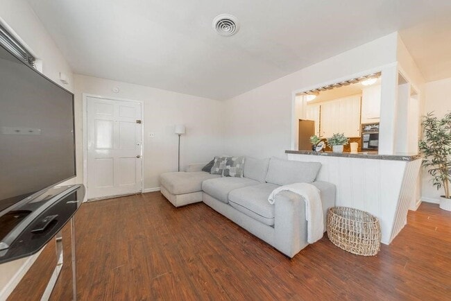Photo - 4723 Merwin St