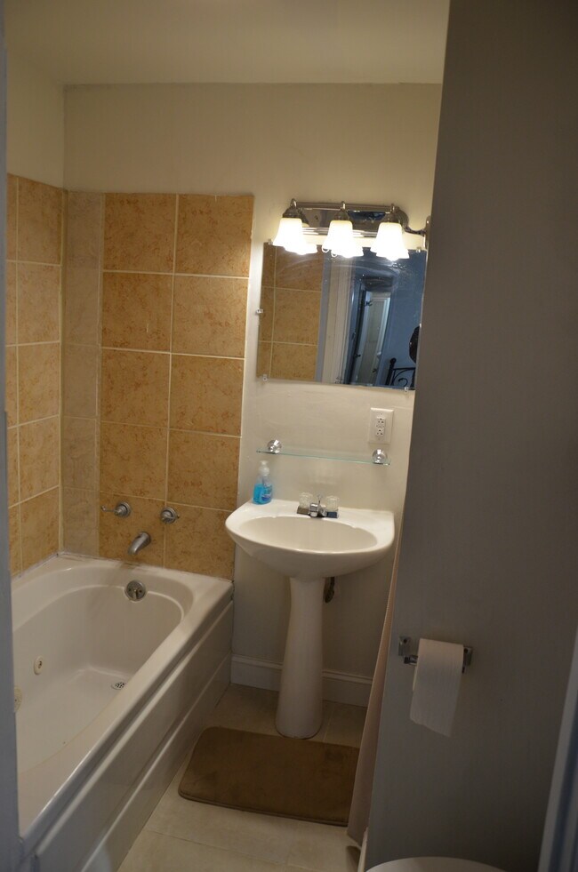 Owners suit bathroom - 115 Phipps St Townhome