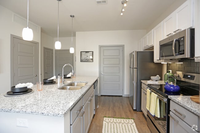 1BR, 1BA - Boulevard/712 SF
