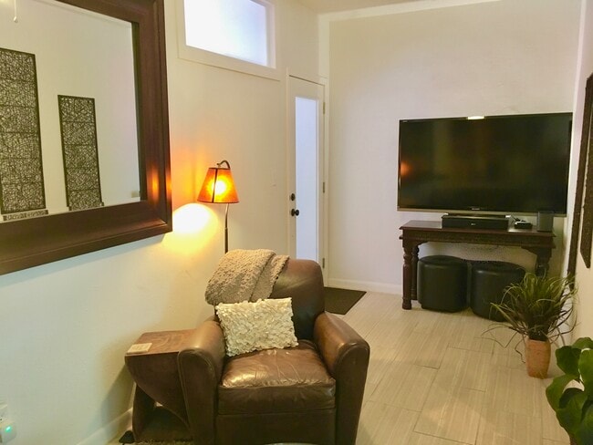 Photo - 521 NE 70th St