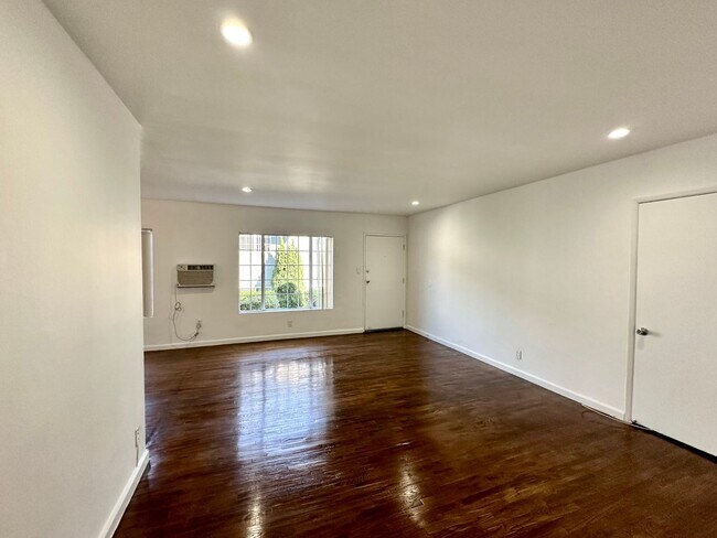 3409-3419 Club Dr
