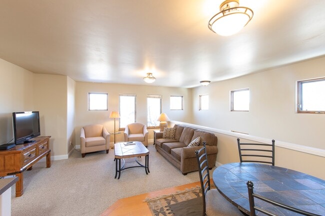 Building Photo - 627 N Bridge Dr