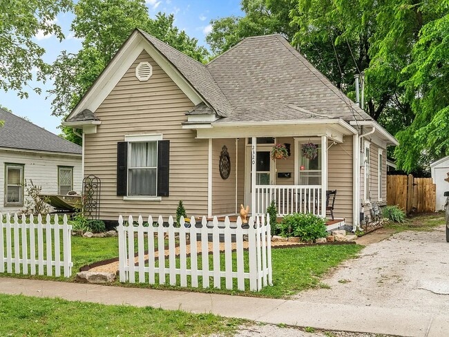 Photo - 2320 N Travis Ave