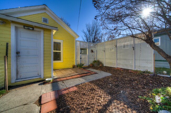 Photo - 318 First Ave E