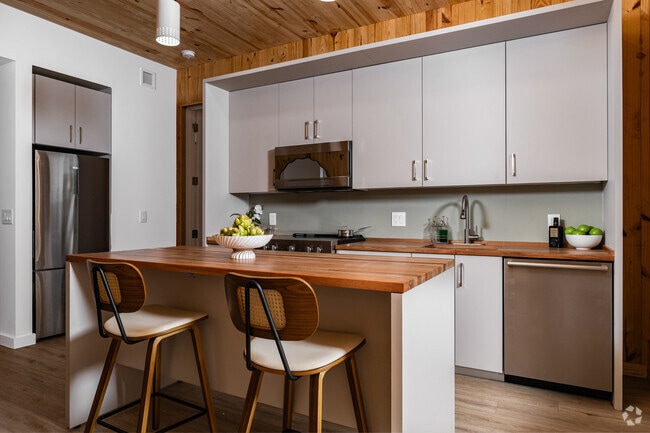 2BR, 2BA - 828SF - Kitchen