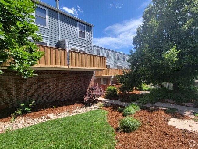 Building Photo - 2 Bedroom, 1 Bathroom Condo located in Max... Unit 212