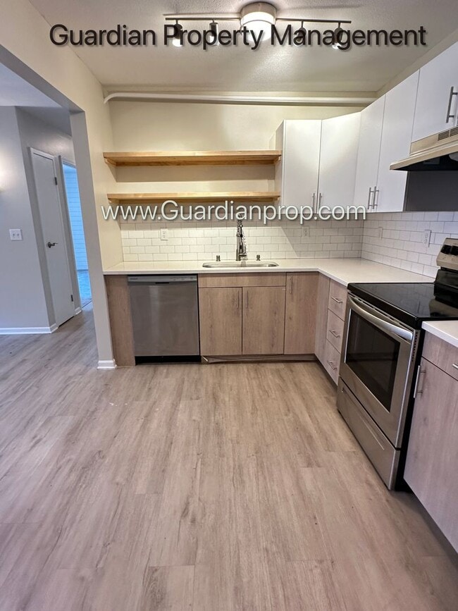 Photo - Champlin 3 Bedroom, Excellent Condition, AC, Garage Available, Balcony, Heat Paid Unit #5