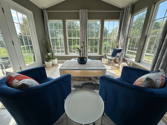 Building Photo - Room in House on Sunburst Ln