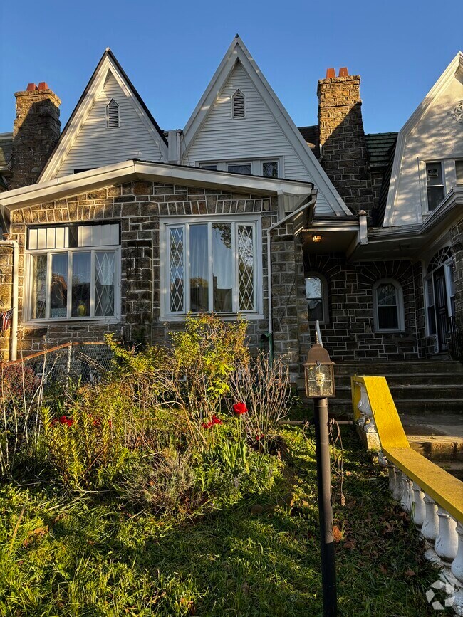 Building Photo - 5650 Woodcrest Ave Rental