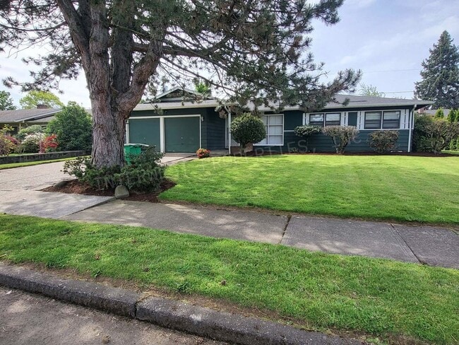 Building Photo - 3 Bd 1.5 ba Ranch Style Home in NE PDX With Washer/Dryer Hook-ups, Fenced Backyard & 2 Car Garage!