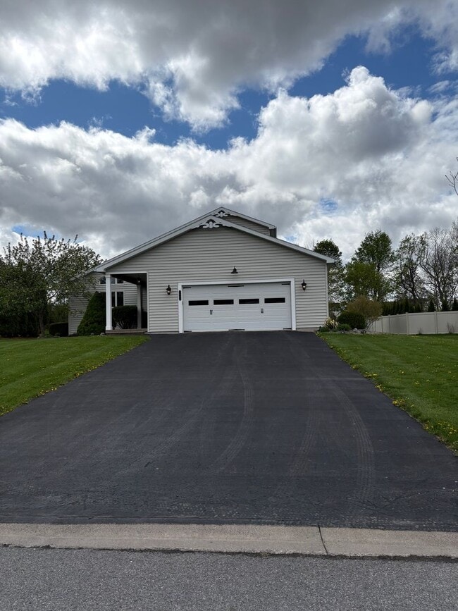 Building Photo - Large 4BR/2.5 BA Home w/ large yard & Central AC