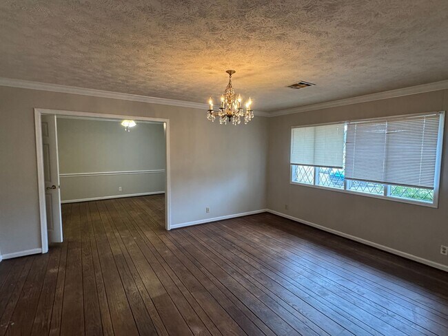 Photo - Large FOUR bedroom in Brentwood