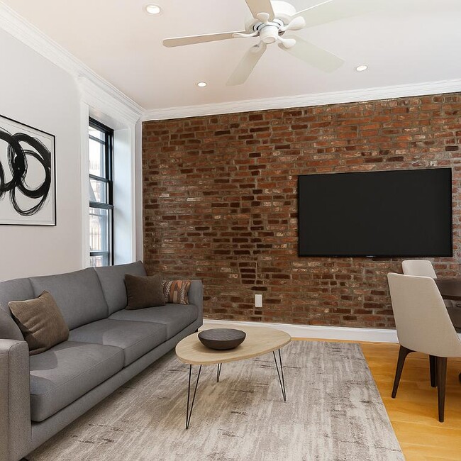 Building Photo - 340 E 18th St Rental
