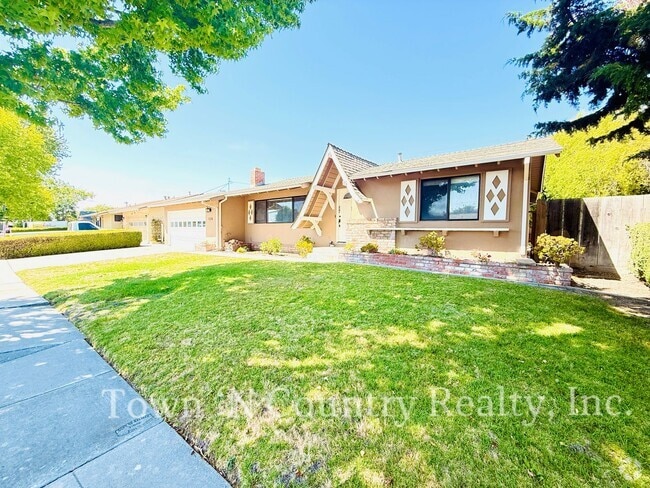 Building Photo - Charming 3-Bedroom Home with Modern Update...
