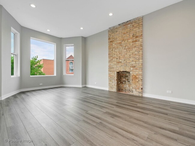 Photo - 3945 N Greenview Ave