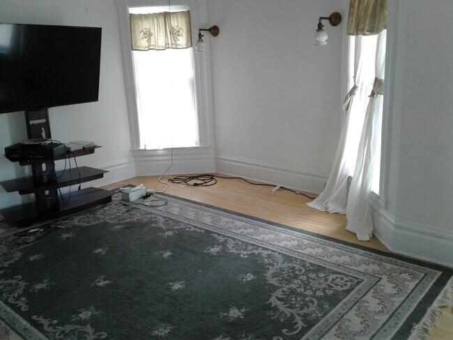 Living Room - 917 Oxford Ave Unit Upper South