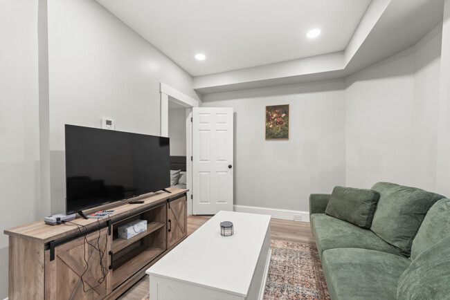 Building Photo - 1326 W 69th St Rental