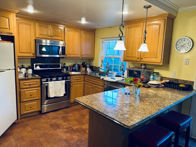 Building Photo - Los Robles Townhome – Flexible Furnishing Options