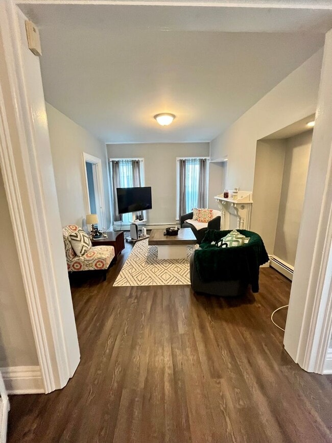 Building Photo - 42 Elmwood Ave Unit UPPER