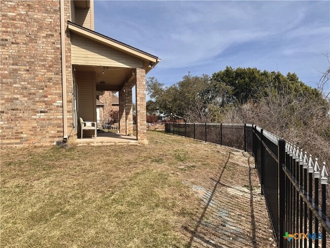 Photo - 1915 Sutton Pl