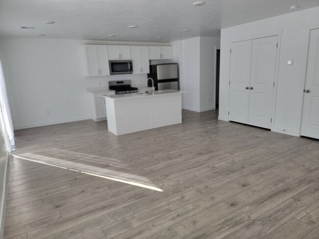 Photo - 4 Bed 2.5 Bathroom Townhouse