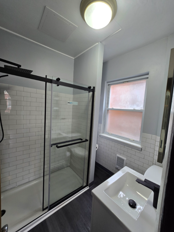 Photo - 5527 Howe St