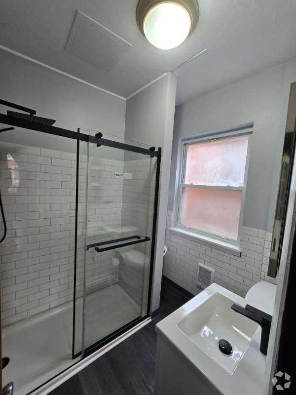 Building Photo - 5527 Howe St Unit 4 Rental