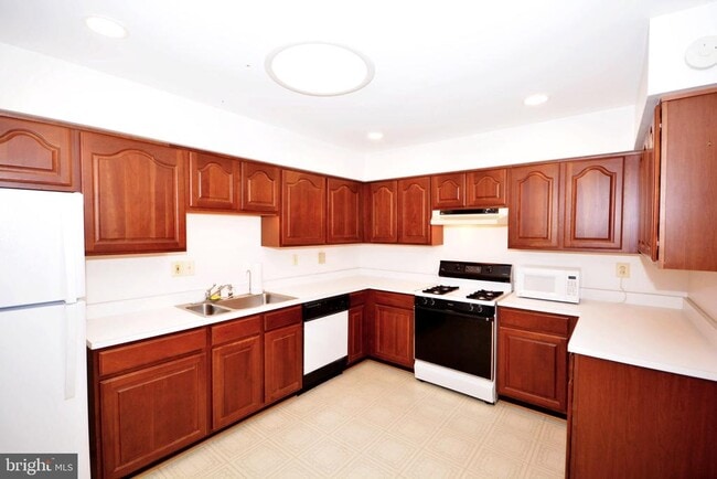 Photo - 928 Beacon Way