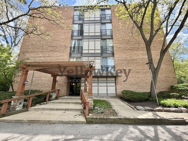 Building Photo - 5820 Oakwood Dr Unit 2h
