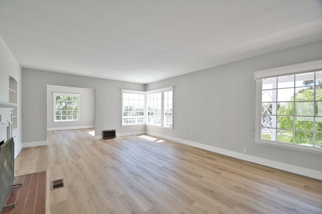 Photo - 2 Bed 1 Bath Home in Manhattan Beach Hill Section